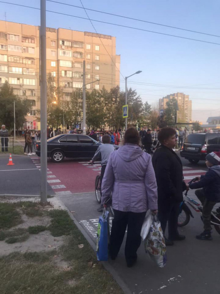 У Львові на Сихові збили дівчину на пішохідному переході. Фото Варта-1