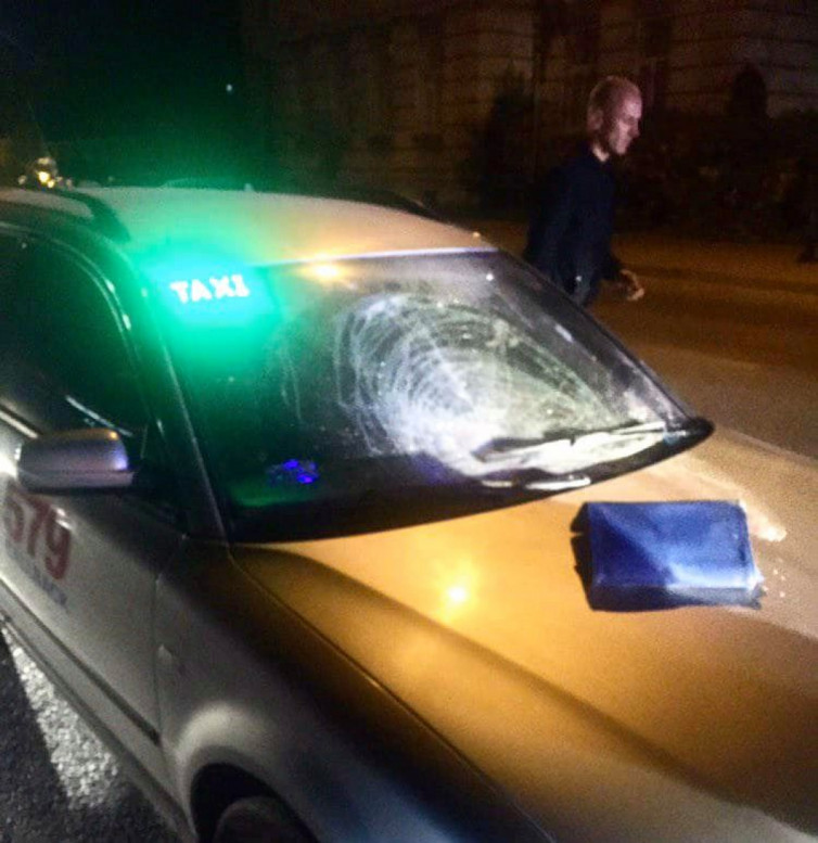 Во Львове произошла авария с участием такси