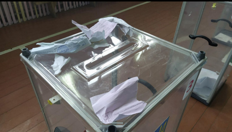 У Волинській області виборець порвав бюлетень на дрібні шматочки