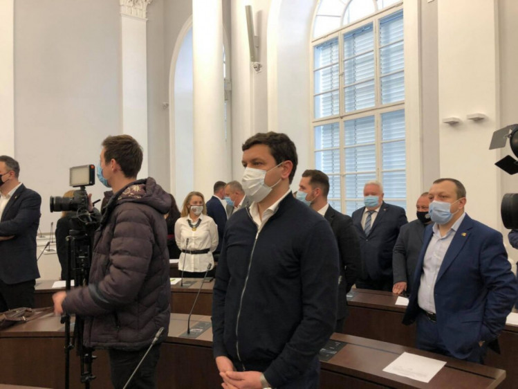 Новообраним депутатам Львівської міськради доводиться голосувати у незручних позах