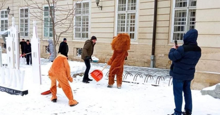 Мешканці Львова розчищують сніг 