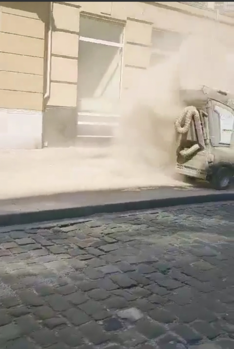 Пыль на улицах Львова