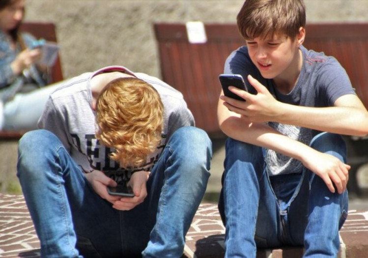 Дети с смартфонами