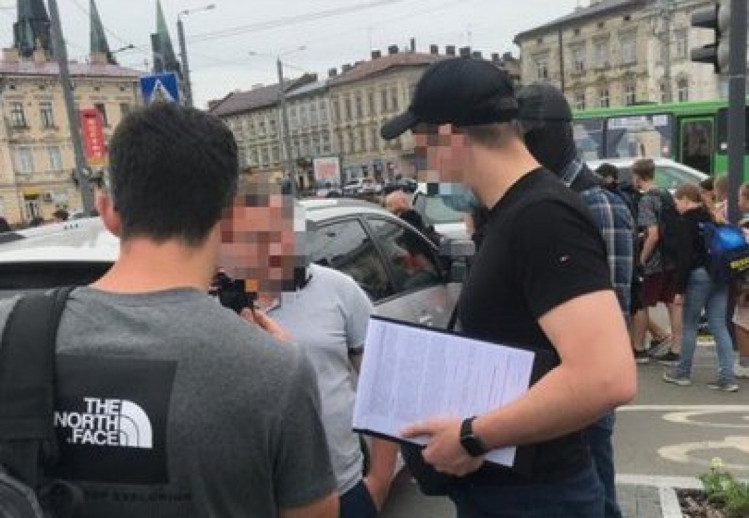У Львові затримали прокурора з хабарем 