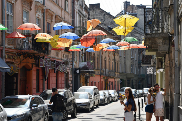 Туристи у Львові під час спеки
