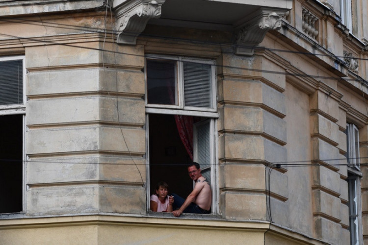 Як туристи розважаються у спекотному Львові 