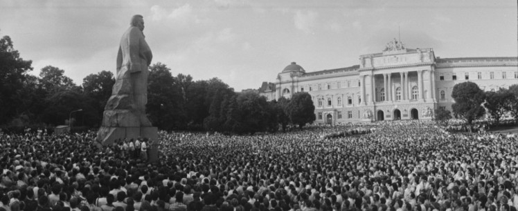 13 червня 1988 року перед пам"ятником Іванові Франку відбулося масове, але не санкціоноване владою громадсько-політичне віче
