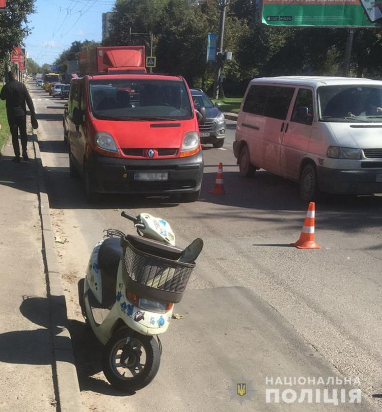 У Львові двоє неповнолітніх на скутері зіткнулися з автомобілем