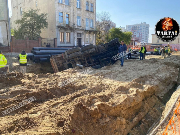 У Львові перекинулася вантажівка