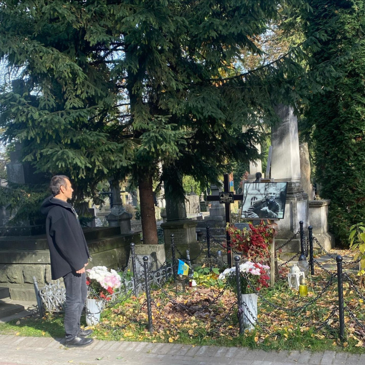 Святослав Вакарчук на могилі батька