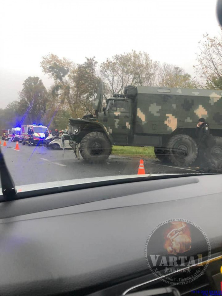 На Львовщине столкнулись легковушка и военный автомобиль