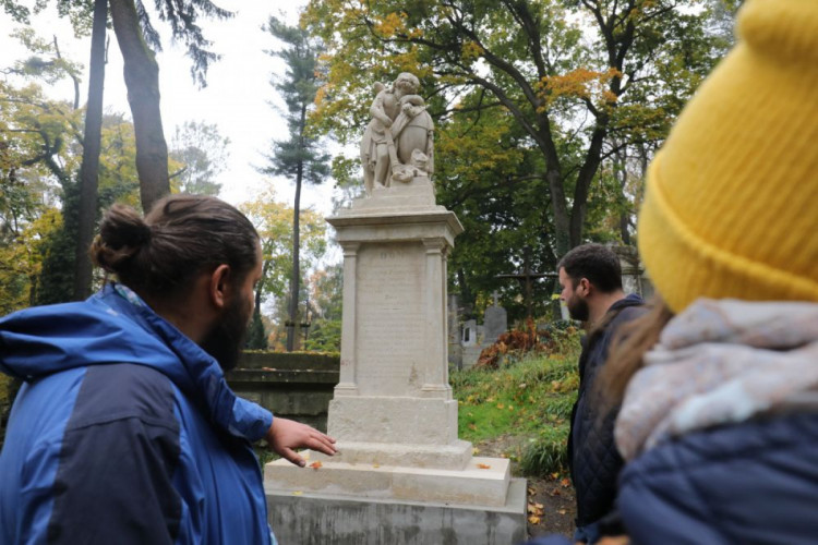 На Личаківському цвинтарі відреставрували шість надгробків