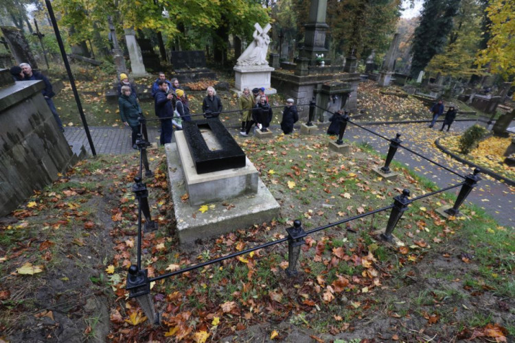 На Личаківському цвинтарі відреставрували шість надгробків