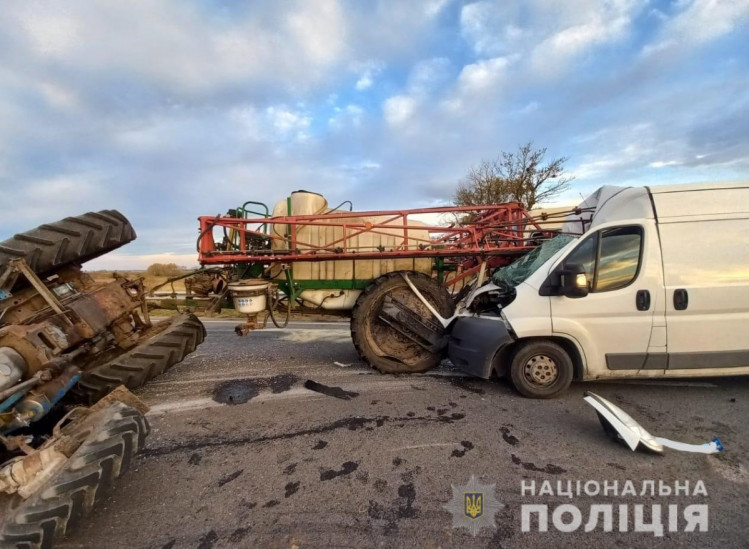 Біля села Щирець легковик зіткнувся з трактором