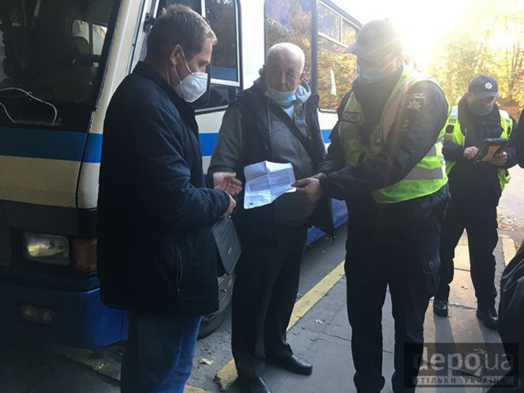 Во Львове полицейские проверяли перевозчиков