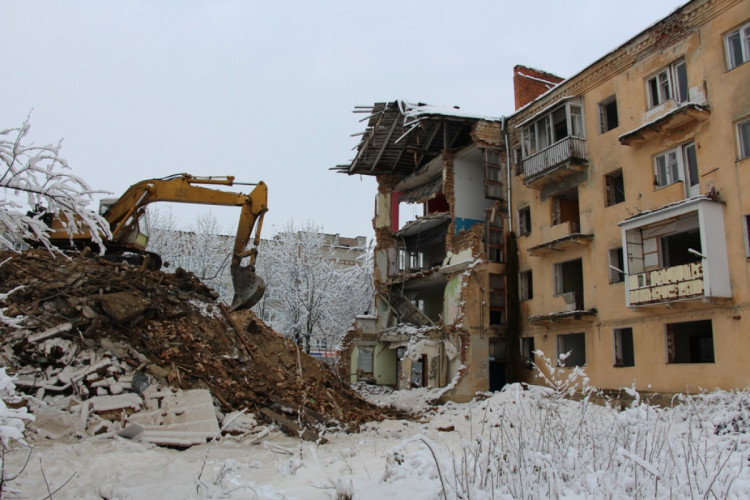 У Дрогобичі демонтують будинок, який обвалився
