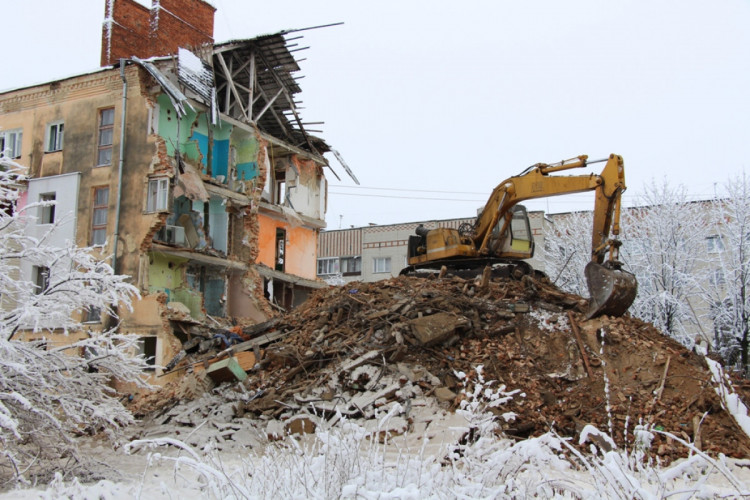 У Дрогобичі демонтують будинок, який обвалився