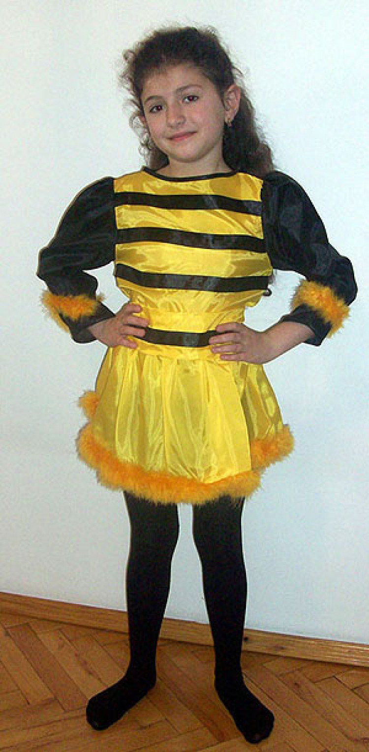 Дівчинка в костюмі Бджілка-трудівниця