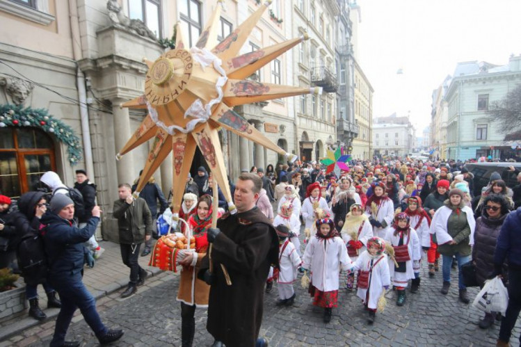 Во Львове колядуют на Рождество по всему городу