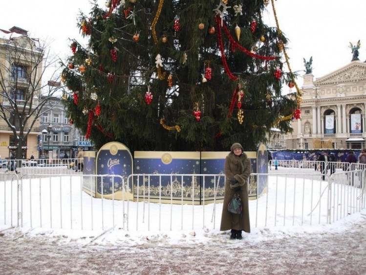 Головну ялинку Львова прикрасили майже 200 автентичних прикрас