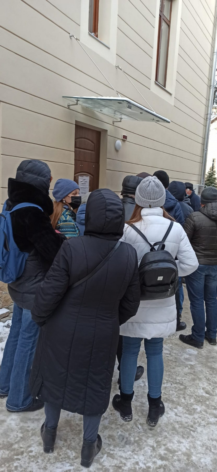Електронний запис не працює, то ж люди у мороз стоять на вулиці