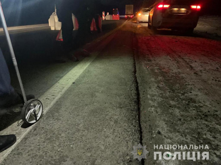На Львівщині вантажівка збила двох молодих людей