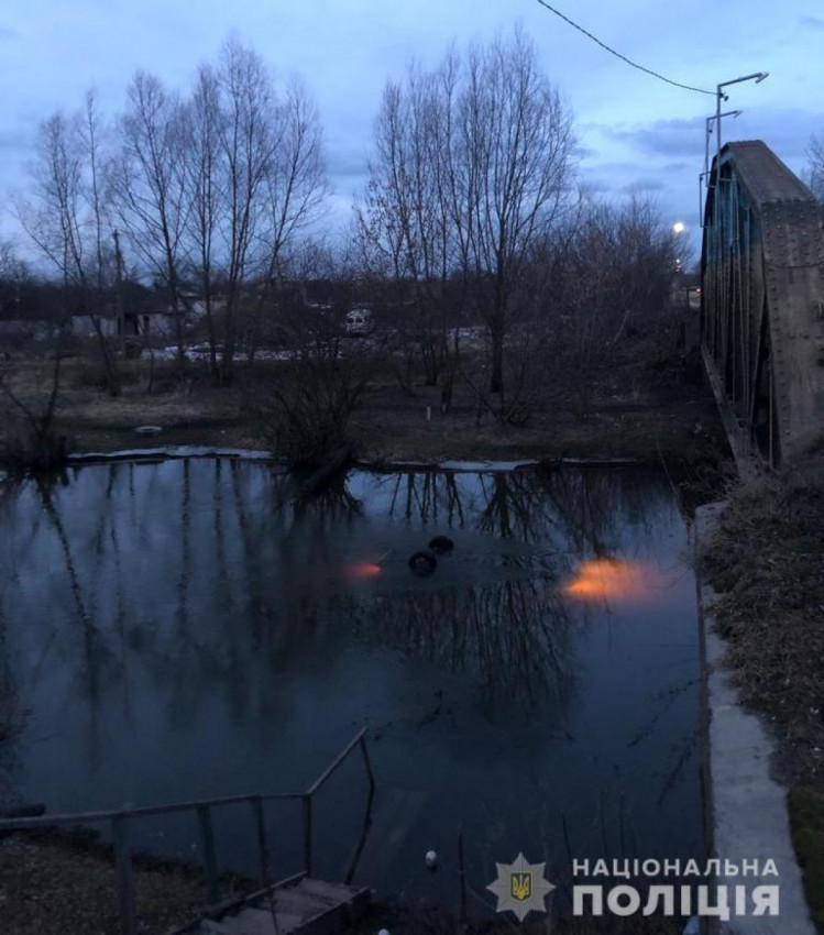 На Львівщині легковик злетів з моста у річку