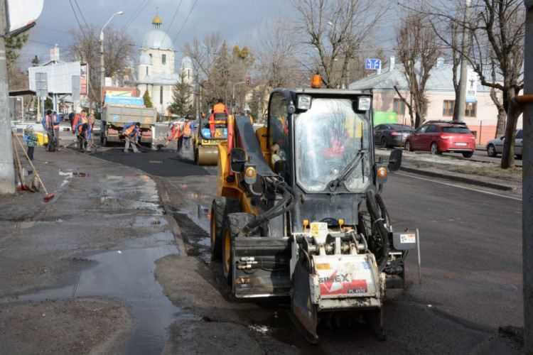 У Львові ремонтують дороги