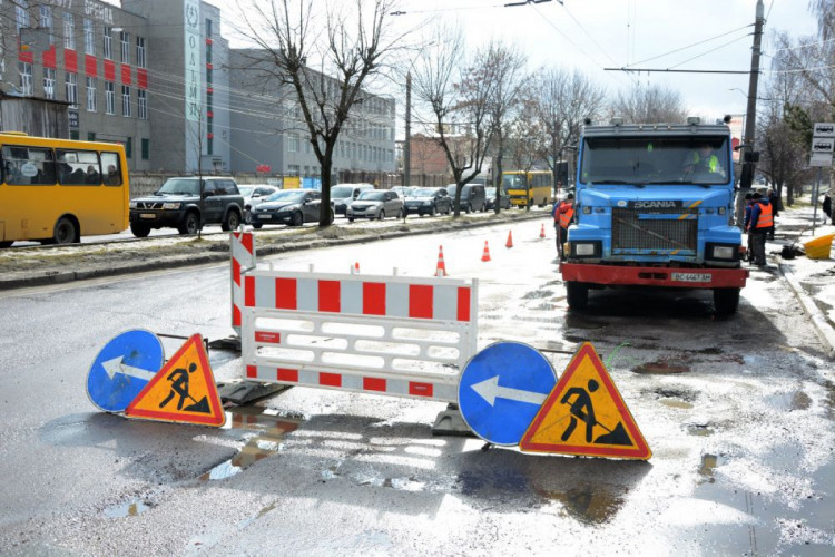 Ремонт доріг у Львові триває у всіх районах