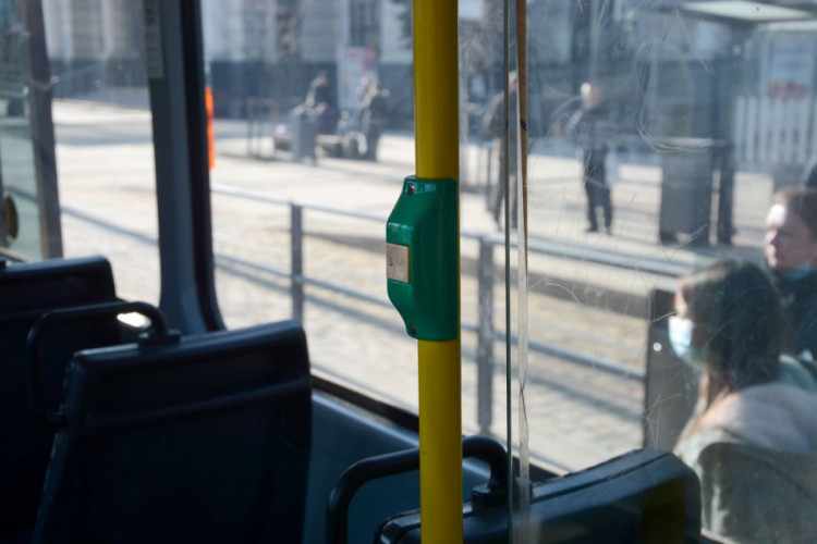Кнопка у салоні трамвая, аби відчинити двері та вийти