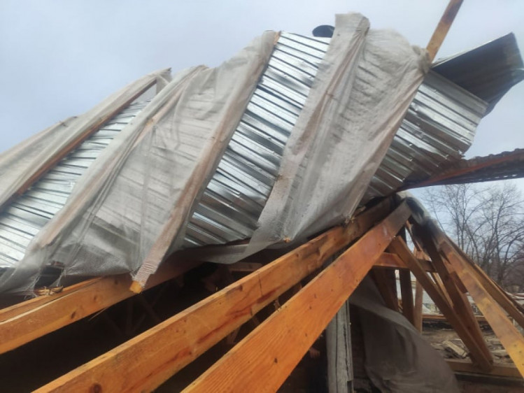 Ветер сорвал крышу больницы во Львовской области