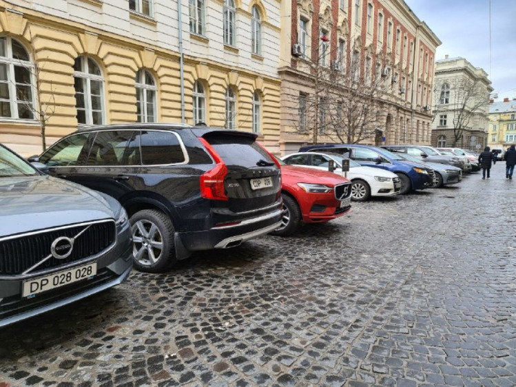Автомобілі з дипломатичними номерами у центрі Львова