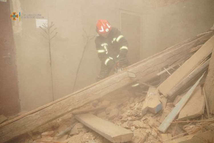 Рятувальники розбирають завали будинку, що обвалився у Львові