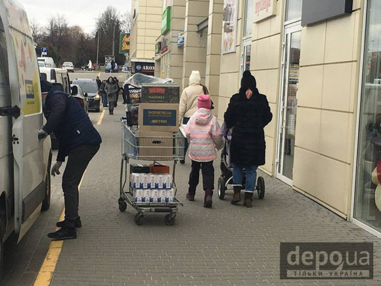 Попри повідомлення про замінування, постачальники привозять продукцію на "Шувар"