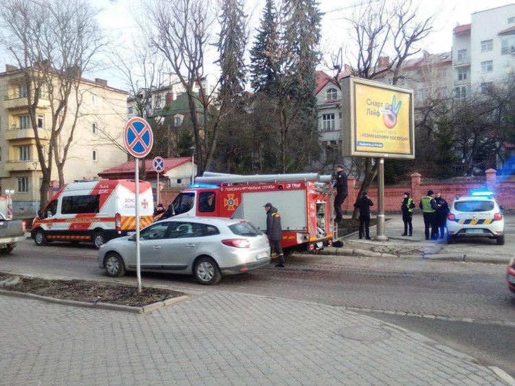задымление ликвидируют пожарные