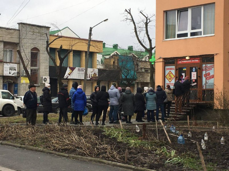 Черга до аптеки у Львові