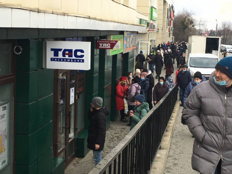 У Львові шалені черги до банкоматів