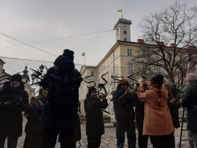 Волонтери плетуть маскувальні сітки