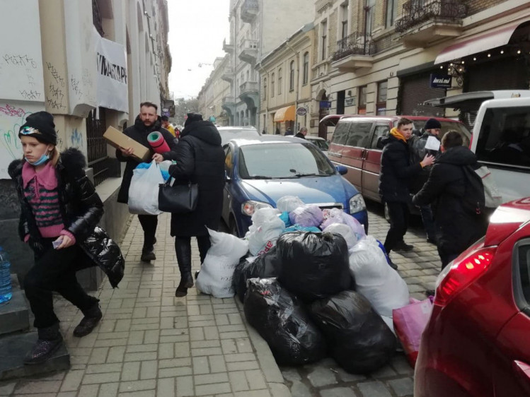 Люди несуть допомогу в гуманітарний штаб у львівському Палаці мистецтв
