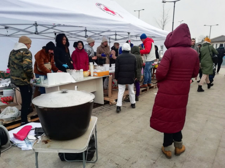 Польский Красный Крест кормит украинских переселенцев во Львове