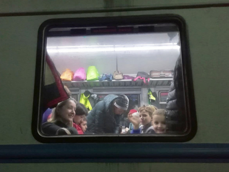 Евакуаційний поїзд до Польщі на львівському вокзалі