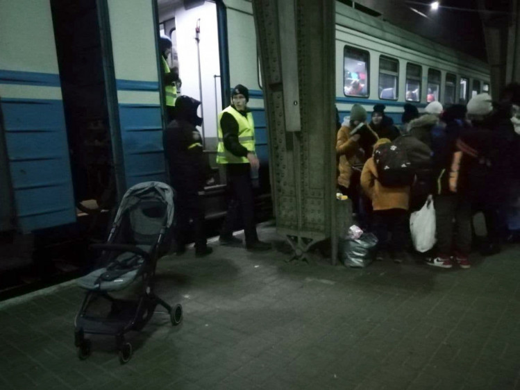 Посадка в евакуаційний поїзд до Польщі на львівському вокзалі