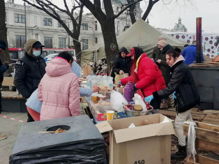 Волонтеры кормят беженцев во Львове