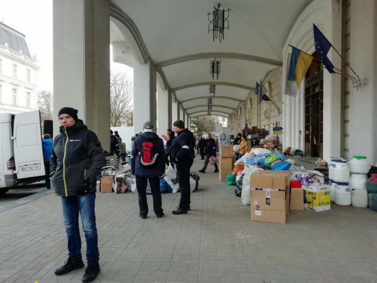 Волонтеры работают в гуманитарном штабе во львовском Дворце Искусств