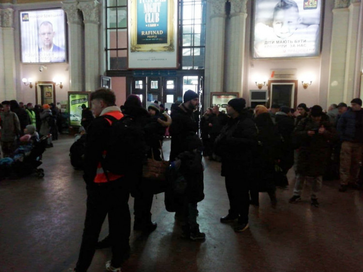 Беженцы на железнодорожном вокзале Львова
