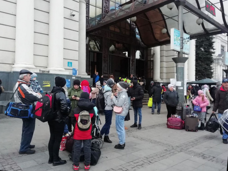 Біженці на залізничному вокзалі Львова