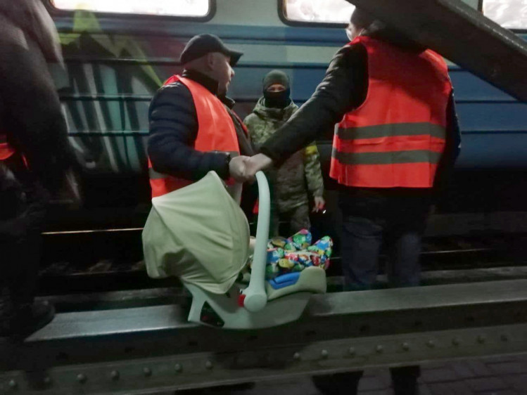 Посадка в эвакуационный поезд в Польшу на львовском вокзале