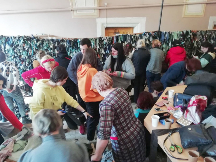 Люди плетуть сітки в бібліотеці Винничука у Львові