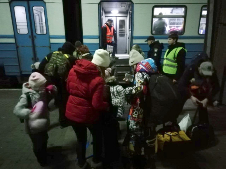 Посадка в евакуаційний поїзд до Польщі на львівському вокзалі