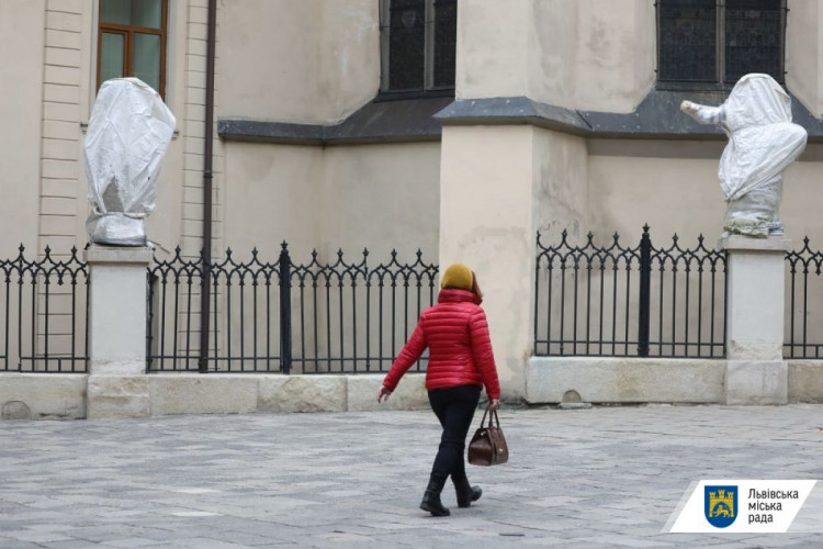 Скульптури у Львові обгортають вогнетривким матеріалом